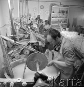 18.04.1969, Cieszyn, Śląsk, Polska
Szlifierze przy pracy, drugi z prawej Ludwik Kuś właściciel zakładu.
Fot. Jarosław Tarań, zbiory Ośrodka KARTA [69- 76]
 
