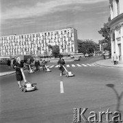 26.05.1969, Warszawa, Polska.
Plac Feliksa Dzierżyńskiego, pracownice Przedsiębiorstwa Zieleni Miejskiej z kosiarkami do trawy.
Fot. Jarosław Tarań, zbiory Ośrodka KARTA [69-171]
 
