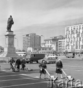 26.05.1969, Warszawa, Polska.
Plac Feliksa Dzierżyńskiego, pracownice Przedsiębiorstwa Zieleni Miejskiej z kosiarkami do trawy, w tle pomnik F. Dzierżyńskiego.
Fot. Jarosław Tarań, zbiory Ośrodka KARTA [69-171]
 
