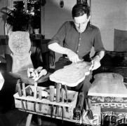 22.06.1969, Jankowo k/Ostrołęki, Kurpie, Polska
Twórca ludowy - snycerz - rzeźbiący w drewnie.
Fot. Jarosław Tarań, zbiory Ośrodka KARTA [69-188]
 
