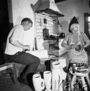 22.06.1969, Jankowo k/Ostrołęki, Kurpie, Polska
Twórcy ludowi, wyrób drewnianych naczyń.
Fot. Jarosław Tarań, zbiory Ośrodka KARTA [69-188]
 
