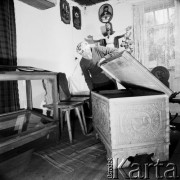 22.06.1969, Jankowo k/Ostrołęki, Kurpie, Polska
Twórcy ludowi, rzeźbiona skrzynia.
Fot. Jarosław Tarań, zbiory Ośrodka KARTA [69-188]
 
