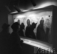 21.10.1969, Warszawa, Polska.
Galeria Zachęta, wystawa rosyjskich ikon.
Fot. Jarosław Tarań, zbiory Ośrodka KARTA [69-157]
 
