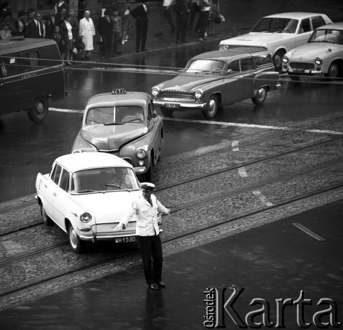 12.08.1969, Warszawa, Polska.
Kapral Adam Filipiak kieruje ruchem samochodów na warszawskiej ulicy.
Fot. Jarosław Tarań, zbiory Ośrodka KARTA [69-149]
 
