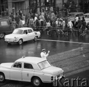 12.08.1969, Warszawa, Polska.
Kapral Adam Filipiak kieruje ruchem na warszawskiej ulicy.
Fot. Jarosław Tarań, zbiory Ośrodka KARTA [69-149]
 
