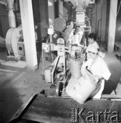 5.11.1969, Mała Wieś, Polska
Cukrownia, pracownice przy taśmie.
Fot. Jarosław Tarań, zbiory Ośrodka KARTA [69-177]
 
