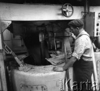 5.11.1969, Mała Wieś, Polska
Pracownik cukrowni.
Fot. Jarosław Tarań, zbiory Ośrodka KARTA [69-177]
 
