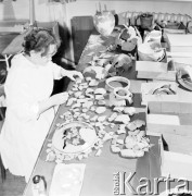 6.11.1969, Warszawa, Polska.
Pracownia konserwacji zabytków, rekonstrukcja naczyń ceramicznych pozyskanych podczas badań wykopaliskowych.
Fot. Jarosław Tarań, zbiory Ośrodka KARTA [69-179]
 
