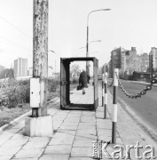 17.11.1969, Warszawa, Polska.
Skrzynia na chodniku.
Fot. Jarosław Tarań, zbiory Ośrodka KARTA [69-180]
 
