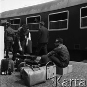 28.06.1969, Warszawa, Polska.
Dworzec kolejowy, czas wakacyjnych wyjazdów, podróżni na peronie.
Fot. Jarosław Tarań, zbiory Ośrodka KARTA [69-140]
 
