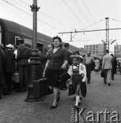 28.06.1969, Warszawa, Polska.
Dworzec kolejowy, czas wakacyjnych wyjazdów, podróżni wsiadający do pociągu.
Fot. Jarosław Tarań, zbiory Ośrodka KARTA [69-140]
 
