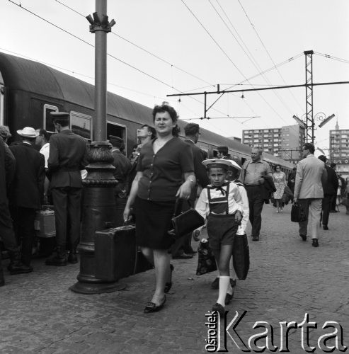 28.06.1969, Warszawa, Polska.
Dworzec kolejowy, czas wakacyjnych wyjazdów, podróżni wsiadający do pociągu.
Fot. Jarosław Tarań, zbiory Ośrodka KARTA [69-140]
 
