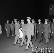 1.10.1969, Warszawa, Polska.
Sprowadzenie prochów generała Franciszka Kleeberga do kraju, żołnierze niosący urnę z prochami.
Fot. Jarosław Tarań, zbiory Ośrodka KARTA [69-194]
 
