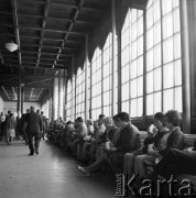 18.10.1969, Krynica Zdrój, Polska
Pijalnia wód w uzdrowisku, kuracjusze.
Fot. Jarosław Tarań, zbiory Ośrodka KARTA [69-200]
 
