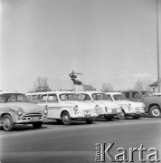 8.04.1969, Warszawa, Polska.
Samochody na placu przy pomniku Warszawskiej Nike.
Fot. Jarosław Tarań, zbiory Ośrodka KARTA [69-192]
 
