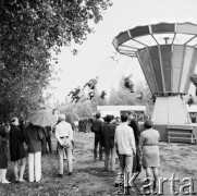 22.07.1969, Warszawa, Polska.
XXV-o lecie PRL, festyn nad Wisłą, karuzela.
Fot. Jarosław Tarań, zbiory Ośrodka KARTA [69- 213]
 
