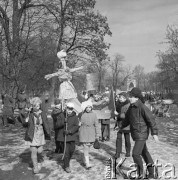 21.03.1969, Warszawa, Polska.
Pierwszy dzień wiosny - zuchy i harcerze z Marzanną.
Fot. Jarosław Tarań, zbiory Ośrodka KARTA [69-220]
 
