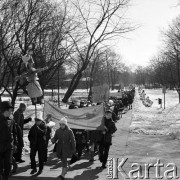 21.03.1969, Warszawa, Polska.
Pierwszy dzień wiosny - zuchy i harcerze z Marzanną.
Fot. Jarosław Tarań, zbiory Ośrodka KARTA [69-220]
 
