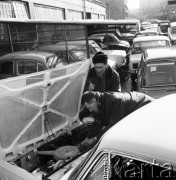 26.02.1969, Warszawa, Polska.
Serwis polskiego Fiata, samochody na parkingu przed warsztatem.
Fot. Jarosław Tarań, zbiory Ośrodka KARTA [69-224]
 
