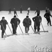 Styczeń 1969, Warszawa, Polska.
Obsługa lodowiska podczas sprzątania śniegu, w tle łyżwiarze.
Fot. Jarosław Tarań, zbiory Ośrodka KARTA [69-162]
 
