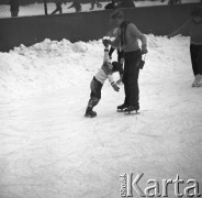 Styczeń 1969, Warszawa, Polska.
Nauka jazdy na łyżwach.
Fot. Jarosław Tarań, zbiory Ośrodka KARTA [69-162]
 
