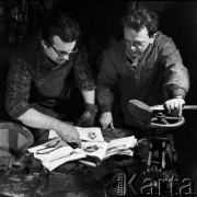 Styczeń 1969, Warszawa, Polska.
Płatnerze wykonujący miniatury zbroi polskich.
Fot. Jarosław Tarań, zbiory Ośrodka KARTA [69-293]
 
