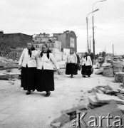1969, Warszawa, Polska.
Aleje Jerozolimskie, kobiety w regionalnych strojach.
Fot. Jarosław Tarań, zbiory Ośrodka KARTA [69-289]
 
