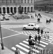 Wrzesień 1969, Warszawa, Polska.
Krakowskie Przedmieście, przejścia dla pieszych - zebry - przed pałacem Staszica.
Fot. Jarosław Tarań, zbiory Ośrodka KARTA [69-305]
 
