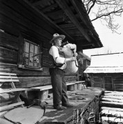 18.04.1969, Istebna, Polska
Gawędziarz z Istebnej p. Kawulok grający na kobzie.
Fot. Jarosław Tarań, zbiory Ośrodka KARTA [69-304]
 
