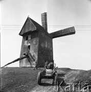 19.05.1969, Sobienie-Jeziory, Polska
Młyn w zabytkowym wiatraku.
Fot. Jarosław Tarań, zbiory Ośrodka KARTA [69-302]
 
