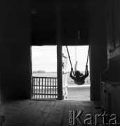 19.05.1969, Sobienie-Jeziory, Polska
Młyn w zabytkowym wiatraku - chłopiec na huśtawce.
Fot. Jarosław Tarań, zbiory Ośrodka KARTA [69-301]
 
