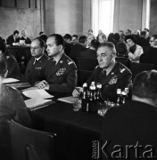 9.04.1969, Warszawa, Polska.
Sesja plenarna Frontu Jedności Narodu, w środku siedzi generał Wojciech Jaruzrelski, z prawej prawdopodobnie gen. Urbanowicz.
Fot. Jarosław Tarań, zbiory Ośrodka KARTA [69-250]
 
