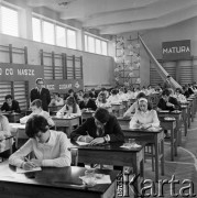 2.03.1969, Warszawa, Polska.
Egzamin maturalny w liceum im. Stefana Żeromskiego.
Fot. Jarosław Tarań, zbiory Ośrodka KARTA [69-262]
 
