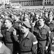 27.04.1969, Warszawa, Polska.
Przysięga członków ORMO.
Fot. Jarosław Tarań, zbiory Ośrodka KARTA [69-238]
 
