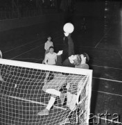 6.01.1969, Warszawa, Polska.
Mecz piłki nożnej, rozgrywki halowe.
Fot. Jarosław Tarań, zbiory Ośrodka KARTA [69-244]
 
