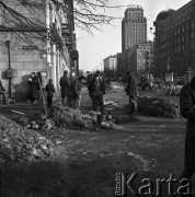7.01.1969, Warszawa, Polska.
Skrzyżowanie Marszałkowskiej i Świętokrzyskiej, roboty uliczne.
Fot. Jarosław Tarań, zbiory Ośrodka KARTA [69-241]
 
