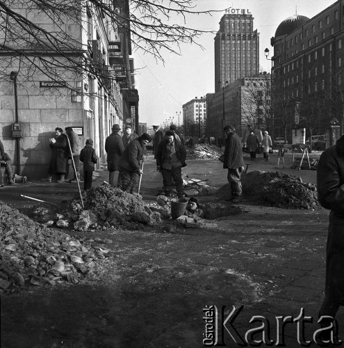 7.01.1969, Warszawa, Polska.
Skrzyżowanie Marszałkowskiej i Świętokrzyskiej, roboty uliczne.
Fot. Jarosław Tarań, zbiory Ośrodka KARTA [69-241]
 
