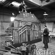 11.06.1969, Warszawa, Polska.
Kulisy Teatru Polskiego, malowanie dekoracji.
Fot. Jarosław Tarań, zbiory Ośrodka KARTA [69-264]
 
