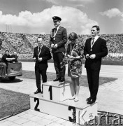 7.06.1969, Warszawa, Polska.
Warszawska Olimpiada Młodzieżowa, na podium goście honorowi: Waldemar Baszanowski [podnoszenie ciężarów], Jerzy Pawłowski [szermierka], Elżbieta Krzesińska [skok w dal], Zbigniew Pietrzykowski [boks].
Fot. Jarosław Tarań, zbiory Ośrodka KARTA [69-265]
 
