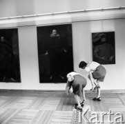 13.06.1969, Warszawa - Wilanów, Polska.
Kobiety zwiedzające muzeum.
Fot. Jarosław Tarań, zbiory Ośrodka KARTA [69-286]
 
