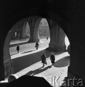 7.03.1969, Warszawa, Polska.
Przechodnie pod mostem Poniatowskiego.
Fot. Jarosław Tarań, zbiory Ośrodka KARTA [69-368]
 
