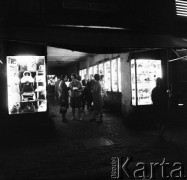 16.06.1969, Katowice, Polska
Ulica miasta wieczorem, oświetlone wystawy sklepów.
Fot. Jarosław Tarań, zbiory Ośrodka KARTA [69-389]
 
