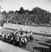 25.05.1969, Warszawa - Wola, Polska.
Amfiteatr w parku im. gen. Sowińskiego, występy zespołów folklorystycznych.
Fot. Jarosław Tarań, zbiory Ośrodka KARTA [69-281]
 
