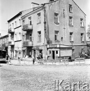 8.05.1969, Chełm Lubelski, Polska
Fragment miasta, na zakręcie drogowskazy w kierunku Krasnegostawu, Rejowca, Lublina i Włodawy, na budynku reklamy 
