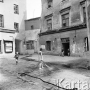 10.05.1969, Lublin, Polska
Dzieci na podwórku, dziewczynka z wężem ogrodowym.
Fot. Jarosław Tarań, zbiory Ośrodka KARTA [69-278]
 
