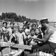 Sierpień 1969, Warszawa, Polska.
Warszawiacy wypoczywający nad Wisłą.
Fot. Jarosław Tarań, zbiory Ośrodka KARTA [69-321]
 
