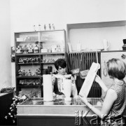 211.06.1969, Pułtusk, Polska
Zakupy w Cepelii.
Fot. Jarosław Tarań, zbiory Ośrodka KARTA [69-330]
 

