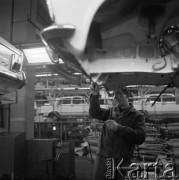 Styczeń 1969, Warszawa - Żerań, Polska.
Fabryka Samochodów Osobowych, produkcja polskiego Fiata.
Fot. Jarosław Tarań, zbiory Ośrodka KARTA [69-337]
 
