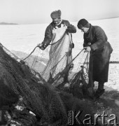 9.01.1969, Giżycko, Polska
Jezioro Dobskie koło Giżycka, połowy pod lodem, rybacy z sieciami.
Fot. Jarosław Tarań, zbiory Ośrodka KARTA [69-340]
 
