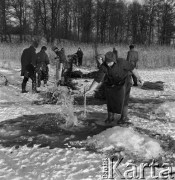 9.01.1969, Giżycko, Polska
Jezioro Dobskie koło Giżycka, połowy pod lodem.
Fot. Jarosław Tarań, zbiory Ośrodka KARTA [69-342]
  
